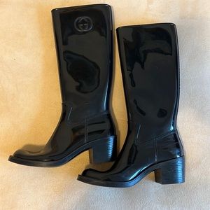 Gucci rain boot’s it’s size 7 but runs small more like 6 or 6.5
